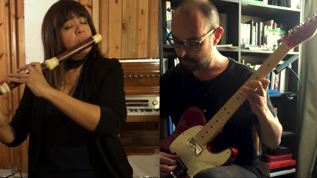 Video of Violeta Motta and Cristián Alvear performing 'Un Día': live duo performance with flute and electric guitar