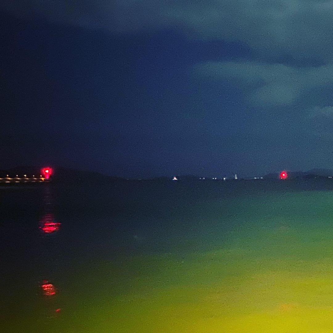 Artwork for the Mnemo project: illustration evoking the yellow light from a boat illuminating the seabed and the red light from a lighthouse on the horizon