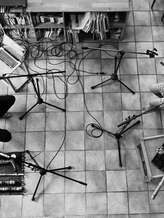 Sylvain Monchocé and Violeta Motta playing in residency: overhead black and white view