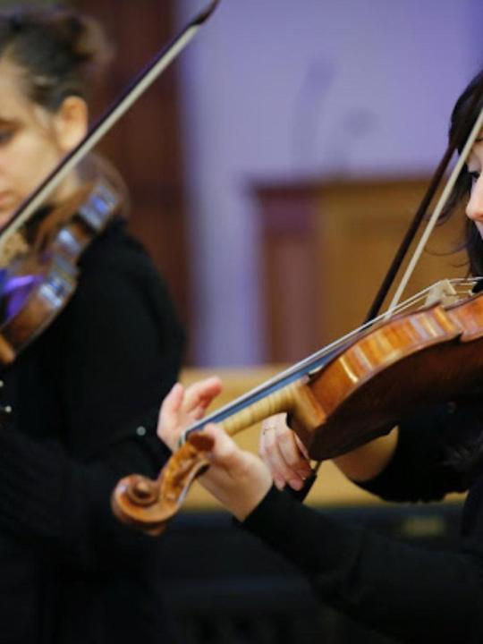 A Cocyte project performance: Bettina Pasteknik and Hélène Conrad performing on their violins